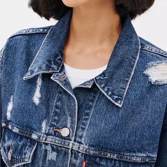 NWT Levi’s 90’s Denim Distressed Trucker Jacket in Mad Love Dark Wash - Picture 3 of 10